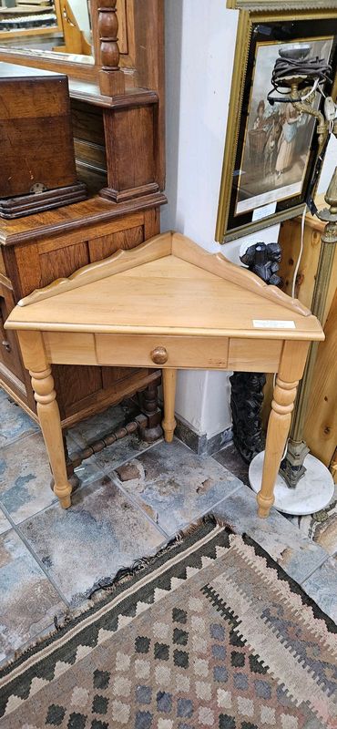 Beechwood 1-drawer Corner Table