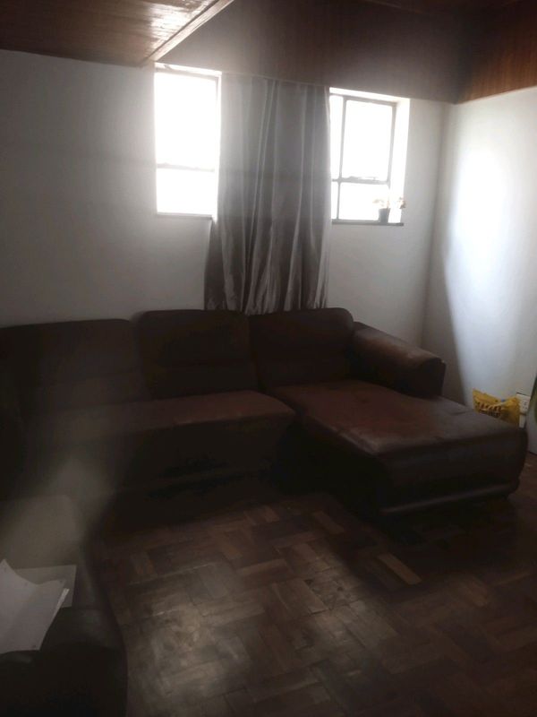 Sharing room R2500 and single room R3900 in parklane, Parktown fully furnished No deposit