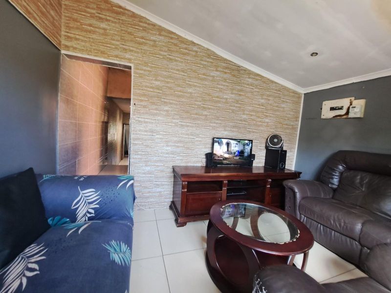 House in Kwandengezi For Sale