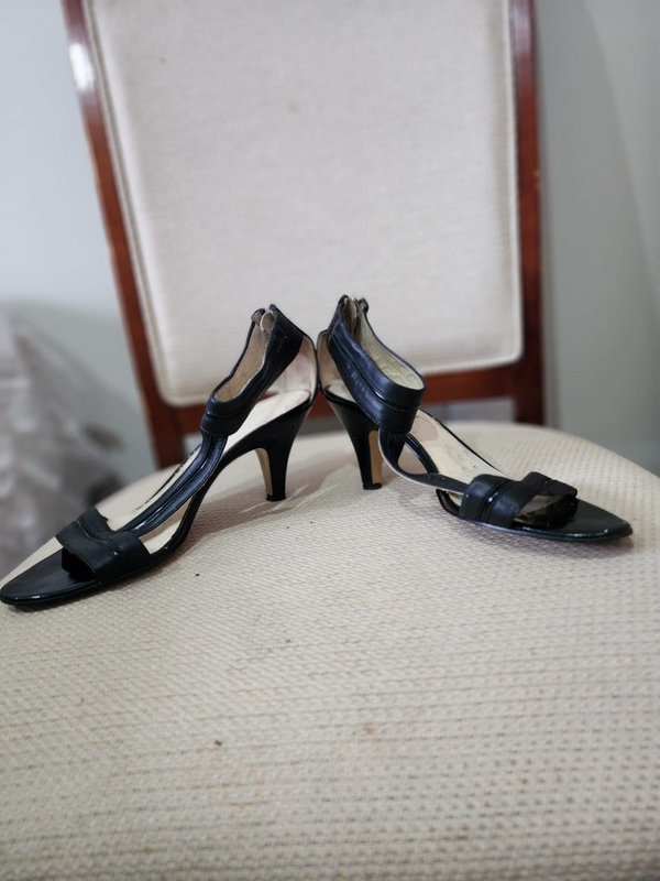 Nine West Black kitten heels with    inner suede soles - size 7 R250.