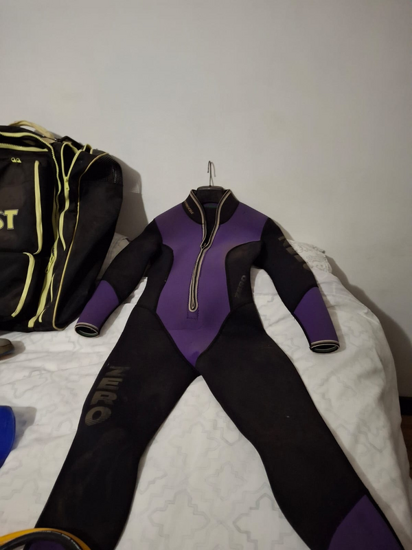 Womans diving set complete for sale, wet suit Size M