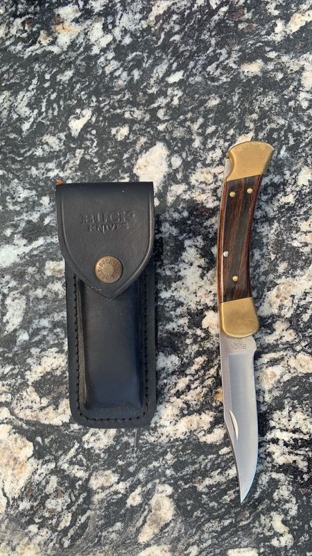 Buck 110 knife . Knife is as good as new with leather sheath