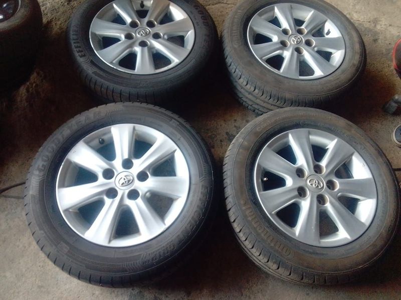15 inch clean original Toyota Corolla quest mag rims with tyres