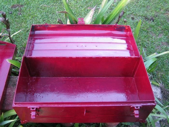 Maroon toolbox