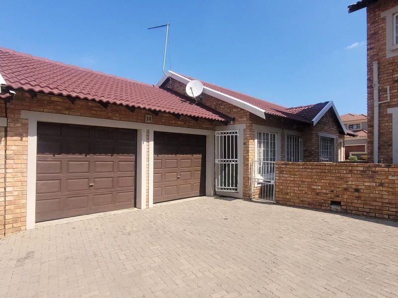 3 Bedroom Simplex For Sale in Greenstone Hill
