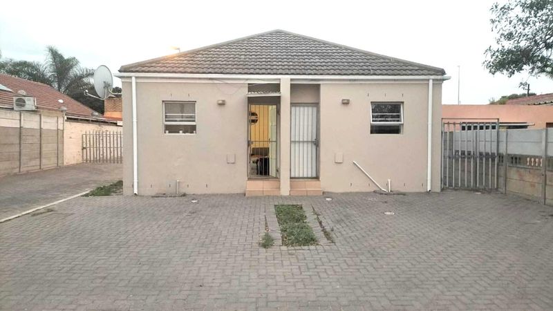 COSY 1 BEDROOM SEMI DETACHED HOUSE FOR RENT!!