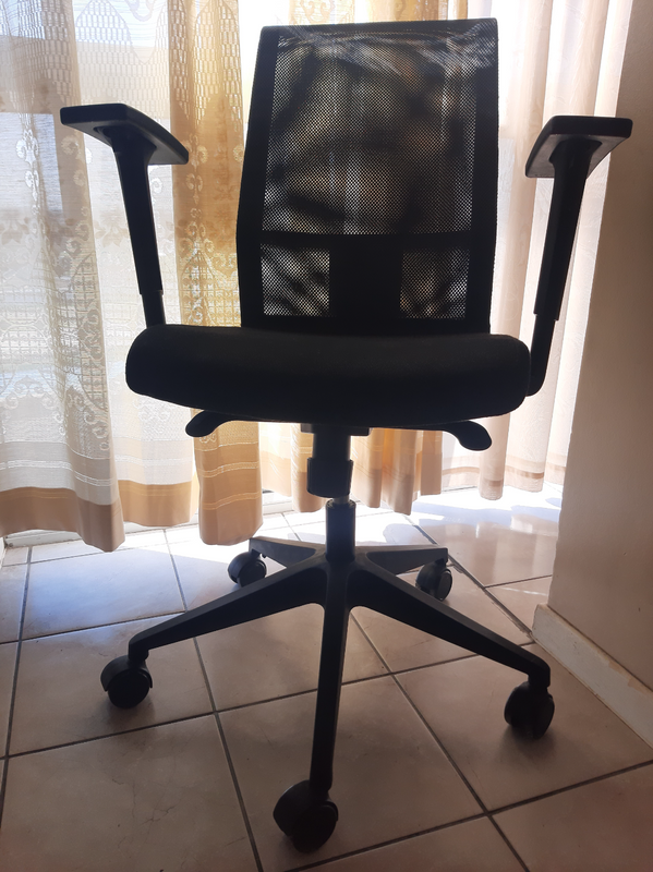 Geo Cloud Office Chair Mesh Back - R400 Good Condition