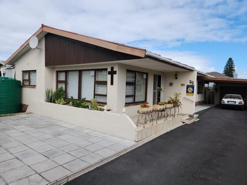 Parow West -  3 Bedroom Family home with lots of extras - very centrally situated