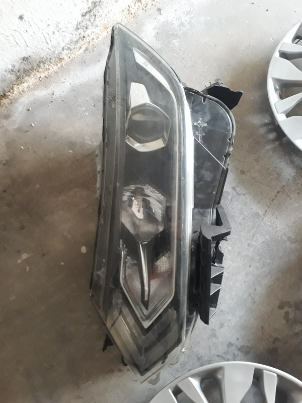 Nissan Qashqai LHS headlight - Damaged but still works...