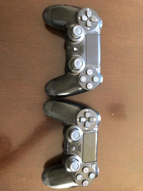 Playstation 4 , 2 controllers