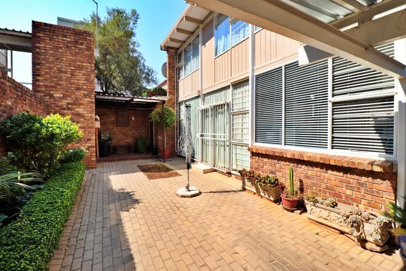 Calling all investors, Reduced to R650 000. Never to be found, stunning low maintenance, secure a...