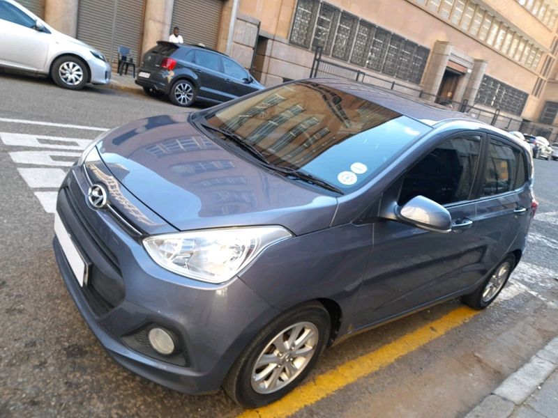 2016 HYUNDAI I10 MANUAL TRANSMISSION WITH LEATHER SEATS AND SUN ROOF