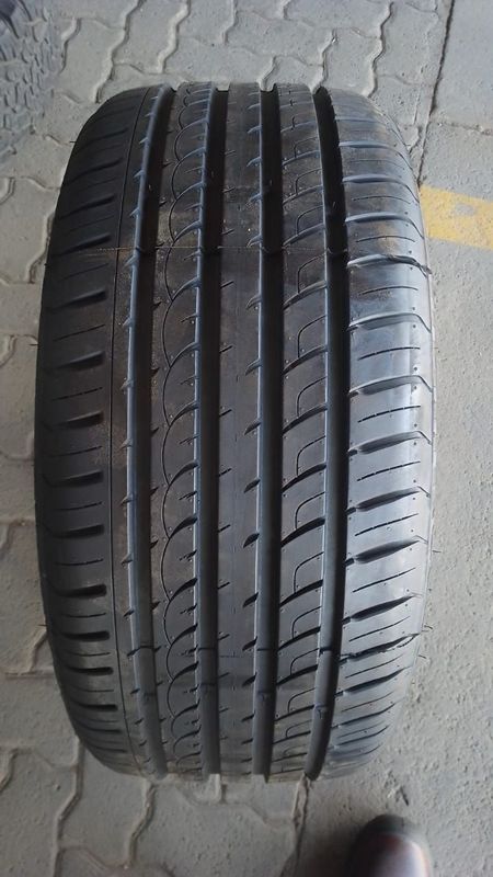 One 255 40 19 brand new run flat tyre available for sale