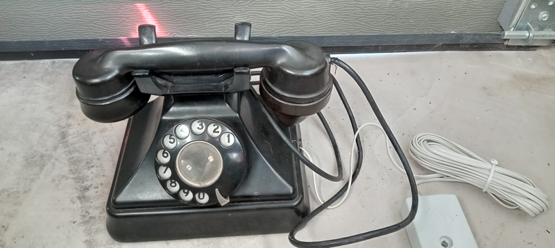 OLD TYPE TELEPHONE LANDLINE TYPE 1955 CHEESE DISH BAKELITE TYPE FOR SALE
