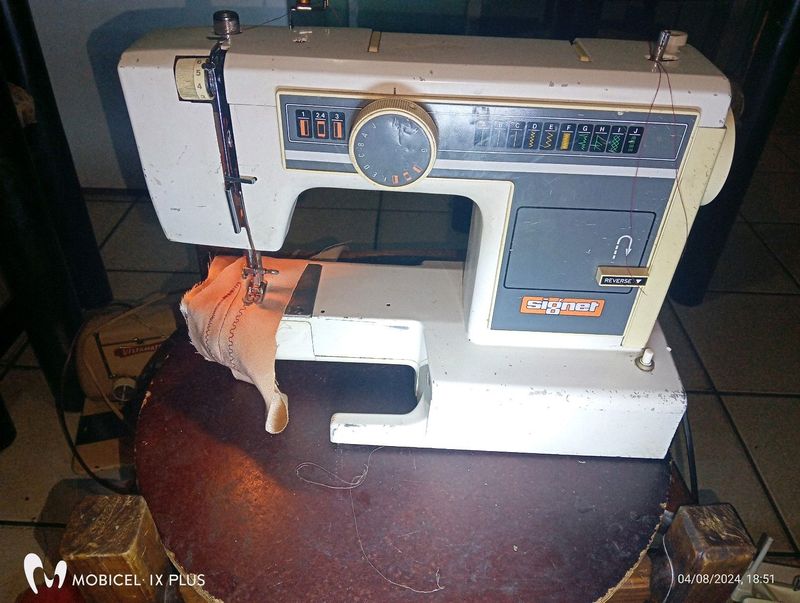 Signet by janome sewing machine for sale r750 still working perfectly  located in germiston town ma