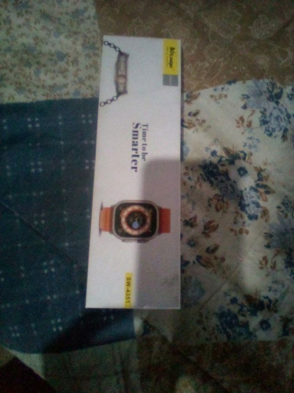 pree owned Black hittage smart watch ultra with white straps