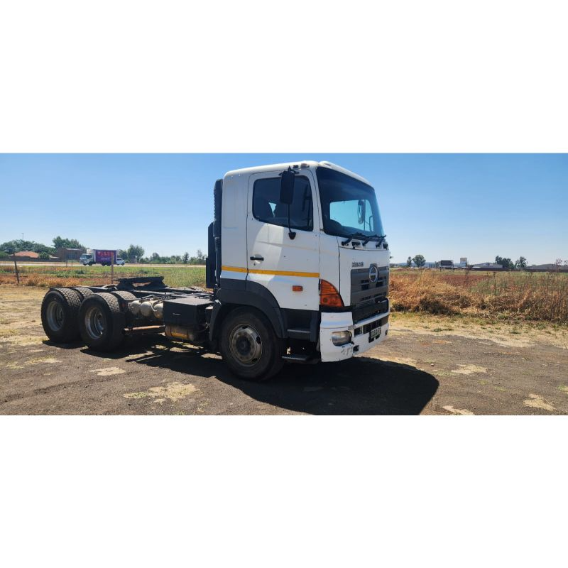 2005 Hino 700 57450Manual GearboxTruck TractorGreat Runner Excellent condition