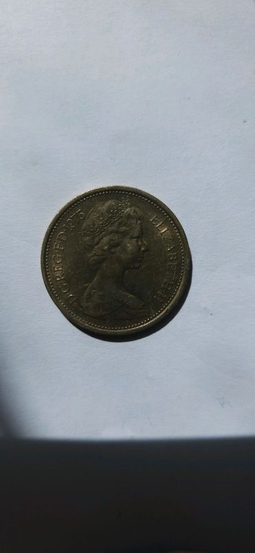 A BRITISH 1975 ELIZABETH II FIVE PENCE 5p coin.