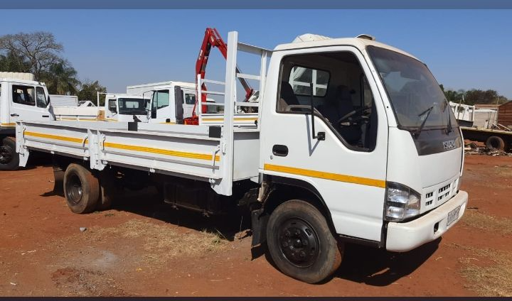 Isuzu npr 400 dropside in a mint condition for sale at an affordable amount