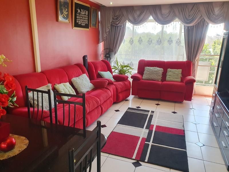Modern, newly renovaterd 2 bedroom apartment in Edenvale central.