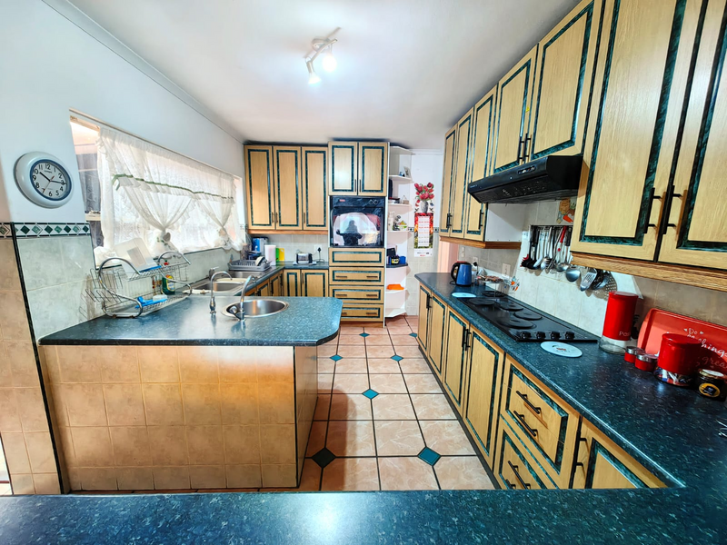 Churchill Estate / PAROW WEST-5th Ave: 3 BED, 2.5BATH HOME WITH HUGE INDOOR BRAAI ROOM AND POOL.