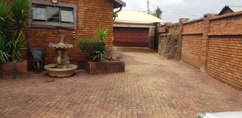 Charming 4-bedroom Freehold home for sale in Kempton Park Ext 2, with modern finishes and spacious