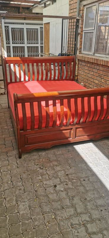 Queen solid wood bed bargain R2999!