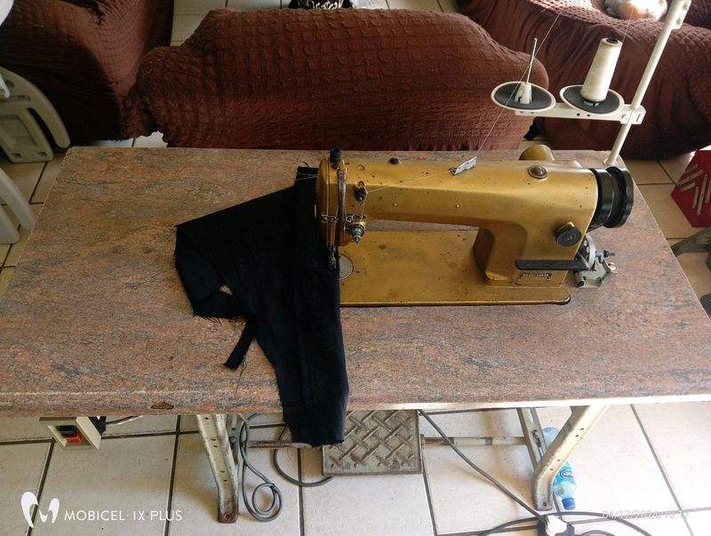 Mitsubishi industrial straight sewing machine for sale r2500 in a good condition the table may need