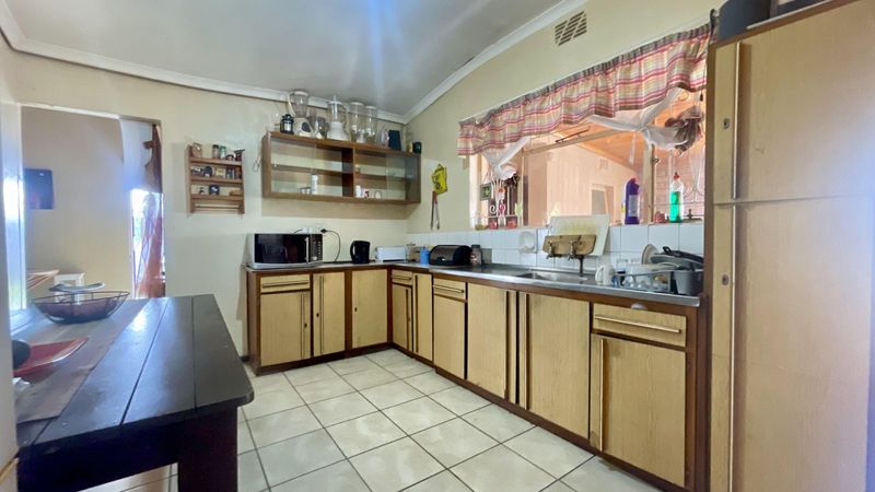 Inviting Belmont Park Home with 3 Bedrooms, Ensuite ,Relaxing Patio and ample lounge areas.