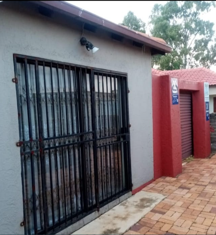 Student Accommodation Pimville close to UJ Soweto, Maponya Mall, Grace Bible church