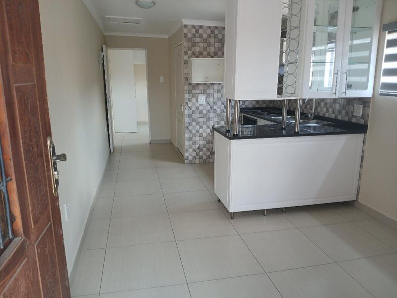 Lovely Upstairs apartment at Chrisville Johannesburg South,1bed,1bath, for rent.