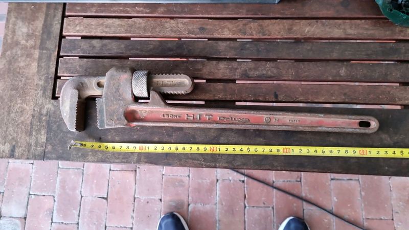 Pipe wrench 450mm HIT Deluxe for sale.