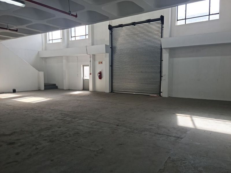 235m2 Industrial Warehouse Unit To Let in Blackheath