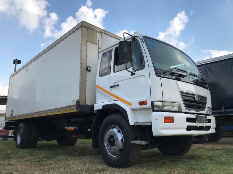 2006 NISSAN UD90 8TON CLOSED BODY TRUCK FOR SALE