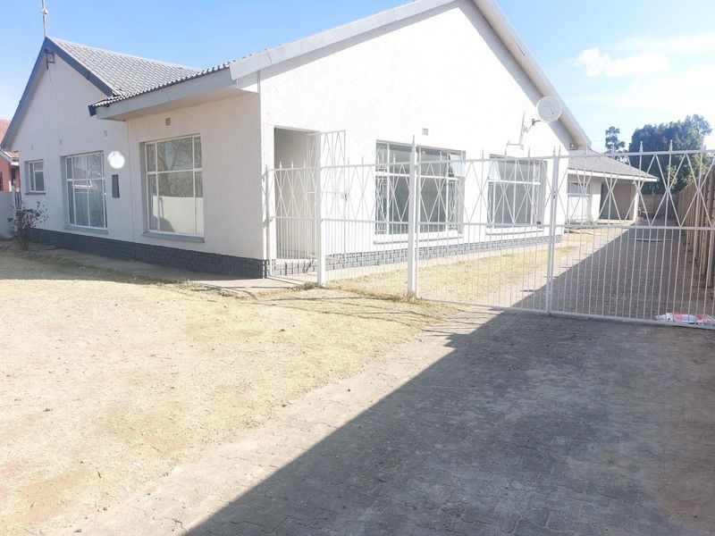 4 Bedroom House For Sale in Steel Park