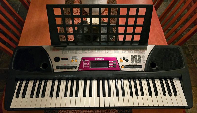Yamaha Electronic Keyboard - PSR172