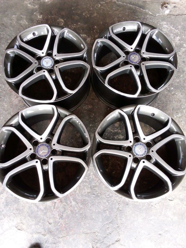 We are selling a set of clean as good as new 18 inch original mercedes benz wide and narrow