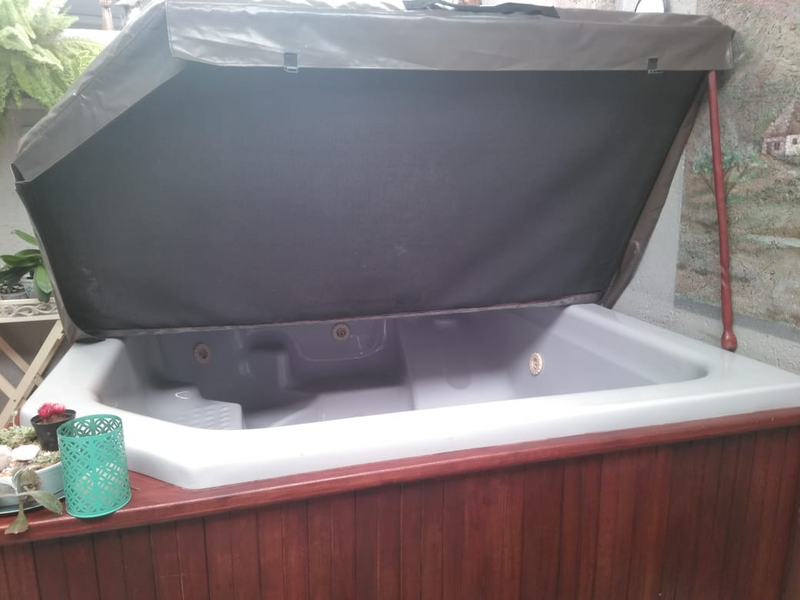 Jacuzzi with frame-For Sale