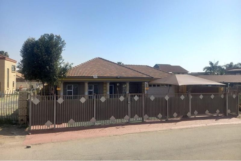 A Modern House with Furniture For Sale In Zinniaville, Rustenburg