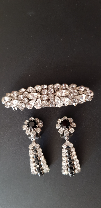 CRYSTAL BROOCH &amp; EAR STUDS - PARTY ACCESSORIES
