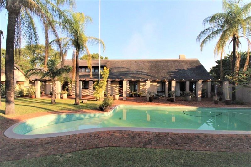 Bela Bela - Magnificent double story thatched roof with 5 bedrooms and astonishing garden