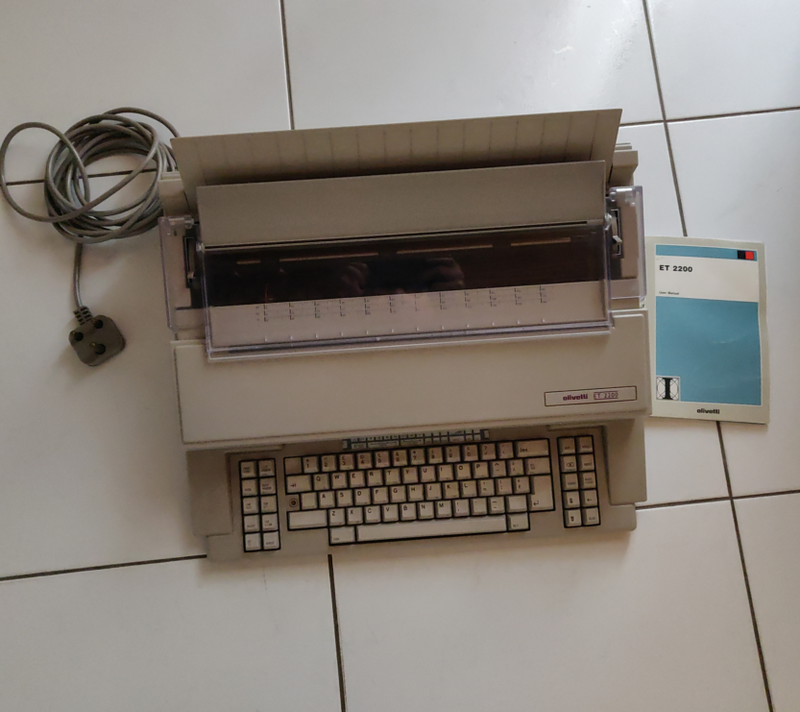 Typewriter | Olivetti ET 2200