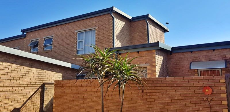 Beautiful neat 3 Bedroom Unit all rooms upstairs Located in Glen Marais