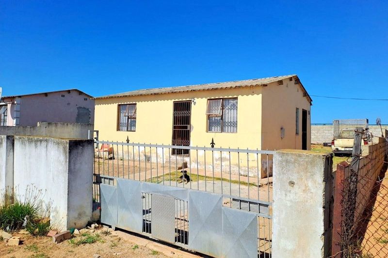 *** Drastically Reduced ****  2 BEDROOM IN ZWIDE WITH LARGE YARD