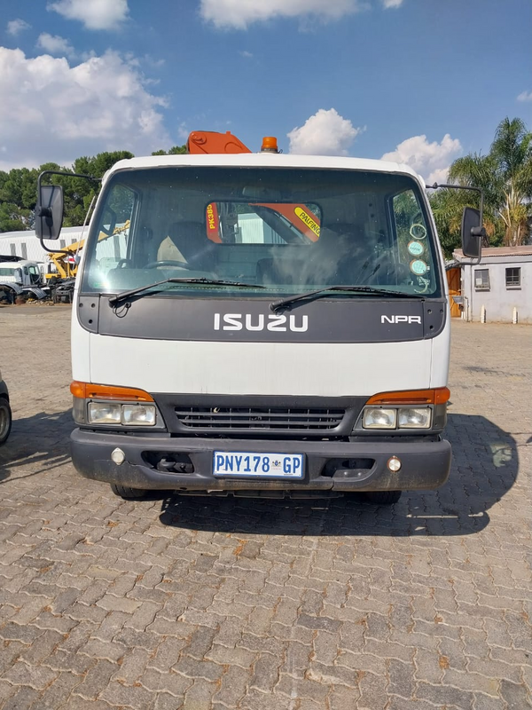Isuzu npr 400 in an immaculate condition for sale at an amazingly cheapest price