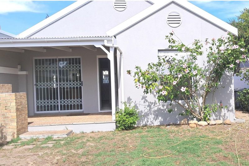 Quaint, Unfurnished Two Bedroomed House in Sunny Sunningdale