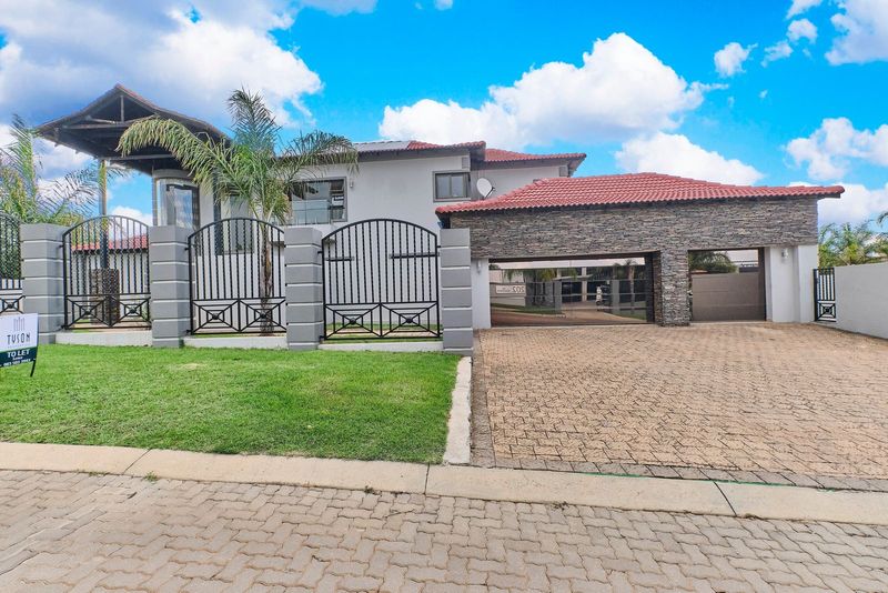 Newly renovated home in Ruimsig country estate