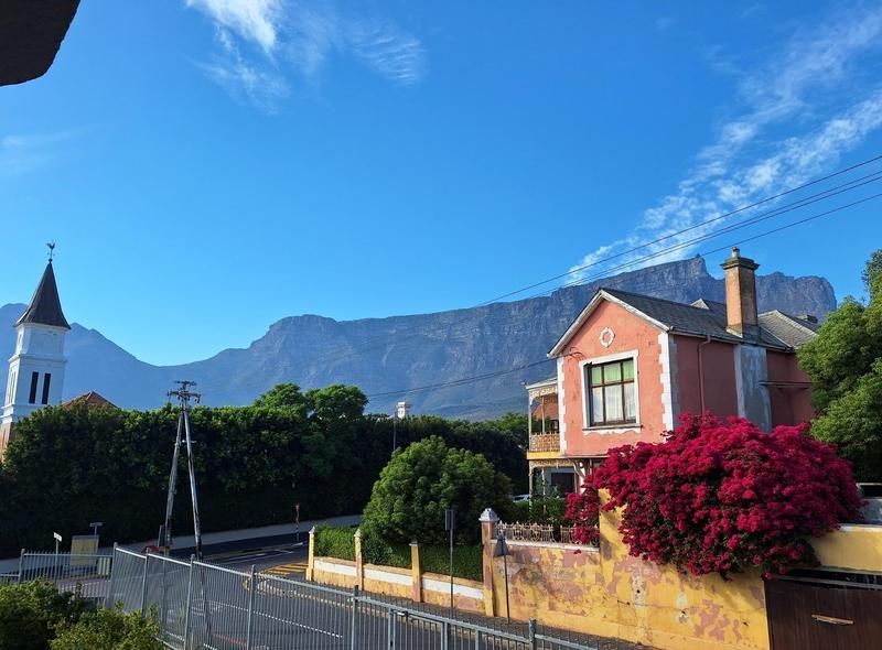 TOP FLOOR, CHARMING ART DECO APARTMENT WITH STUNNING TABLE MOUNTAIN VIEWS AND LOCK UP STORE ROOM