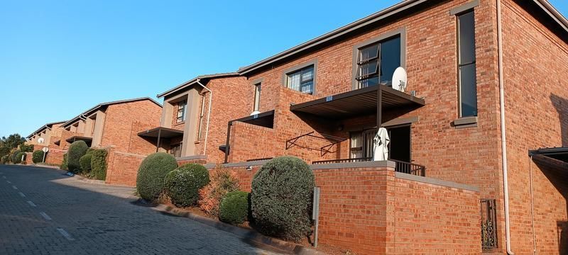 Beautiful 2 Bedroom Townhouse to Rent - Available 1 November 2024