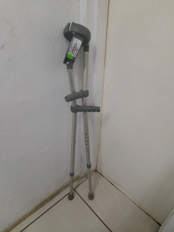 Crutches 100Apr24